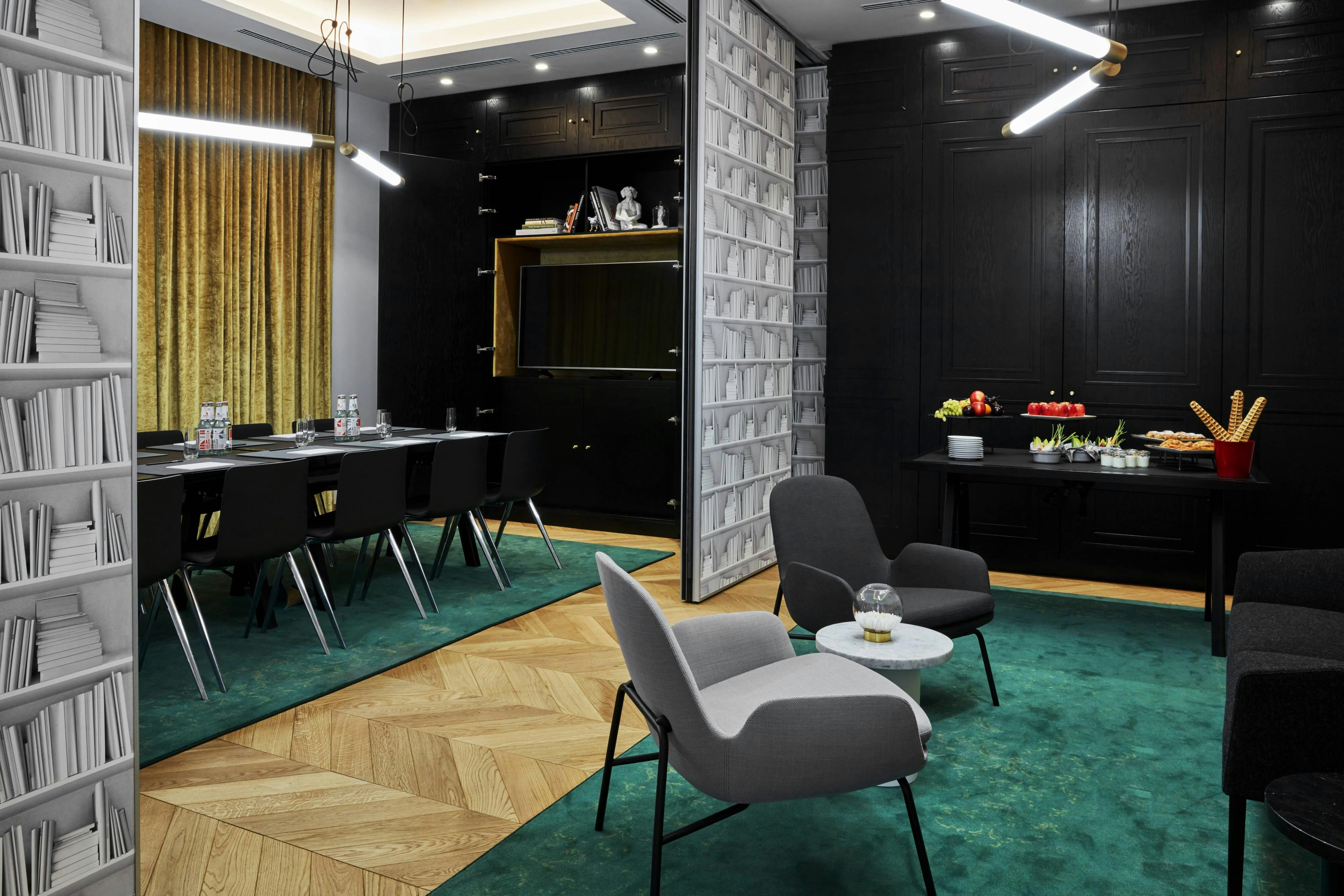 Roomers Munich, Autograph Collection 28/56