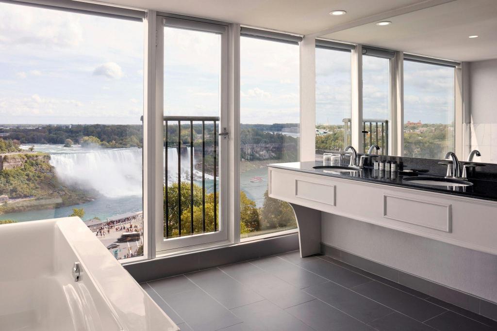 Suite, King Bed, Canadian Falls View, Falls View, Sofa, Balcony, Corner، Sheraton Fallsview Hotel 3/3