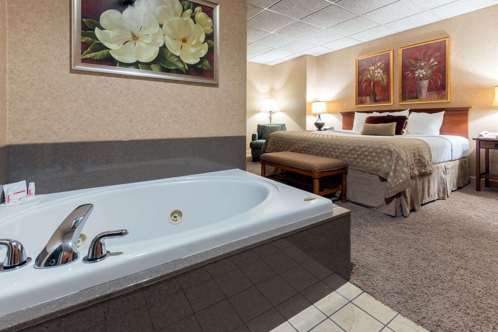 Ramada By Wyndham Topeka Downtown Hotel And Convention Center 17/36