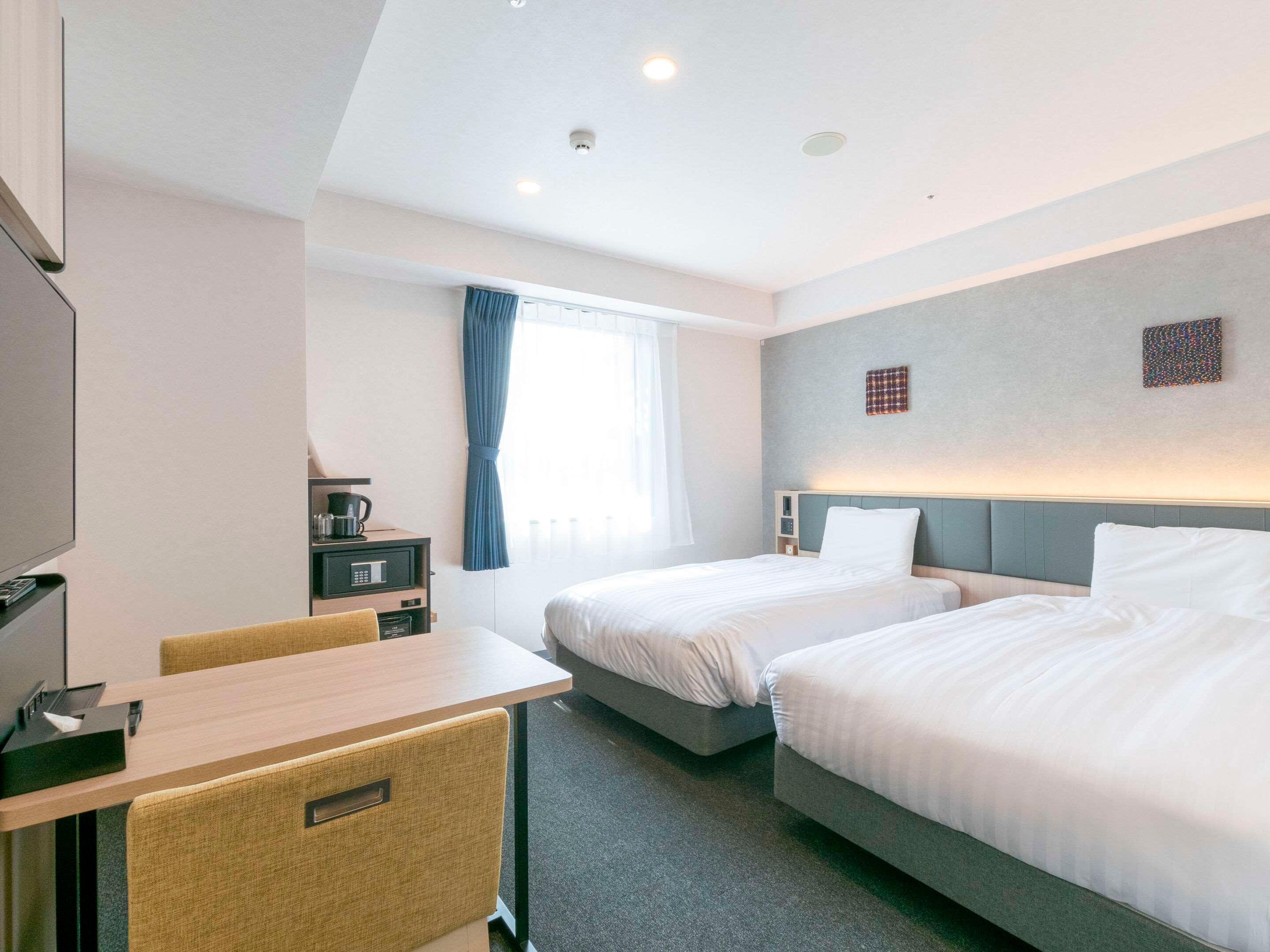 ROOM, TWIN BEDS