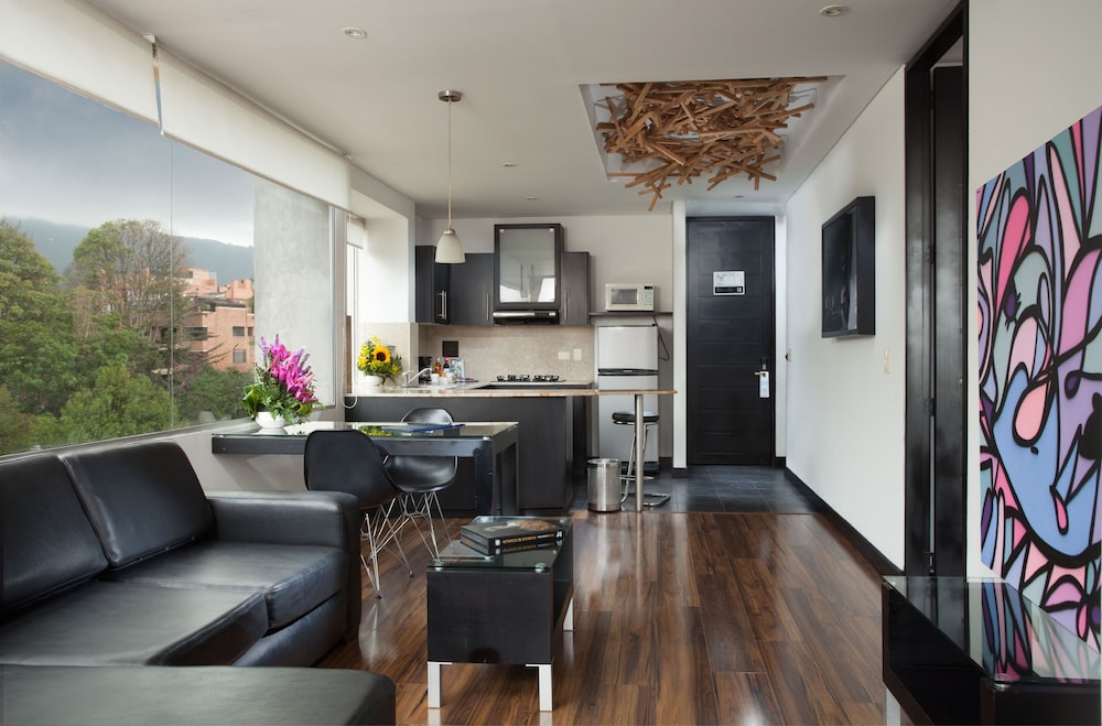 104 Art Suites 38/62
