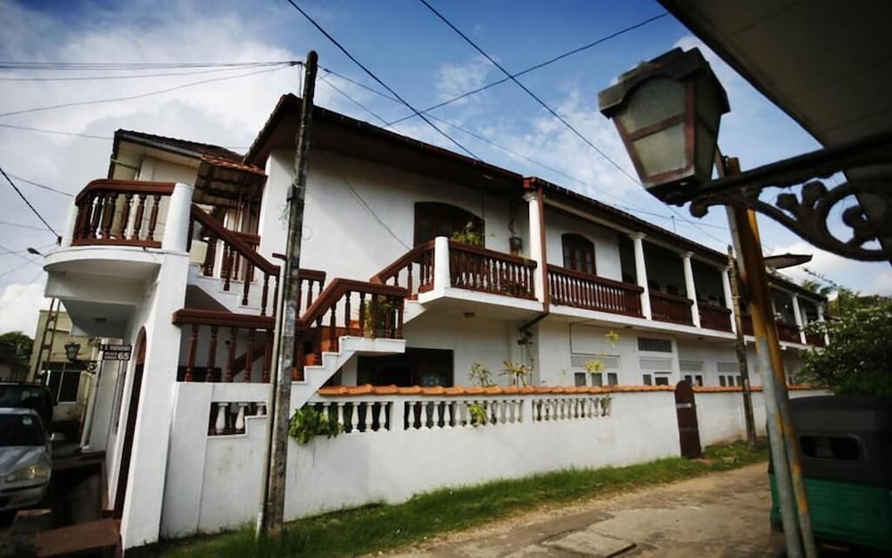 Mrs Wijenayake's Beach Haven Guest House 3/34