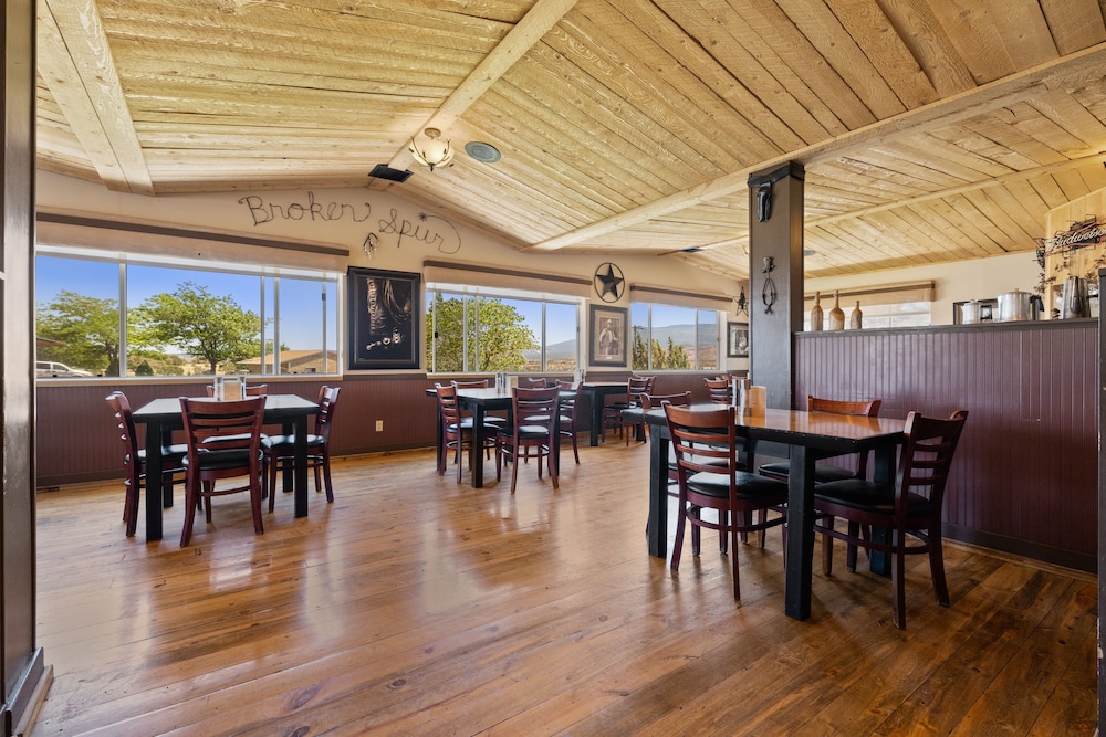 Broken Spur Inn And Steakhouse 54/72