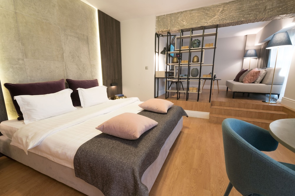 47 Luxury Suites 24/73
