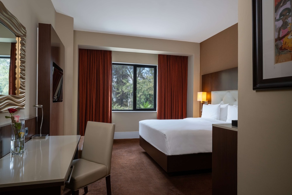 غرفة تنفيذية بسرير كوين مع دخول الصالة، Radisson Blu Hotel, Addis Ababa 9/10