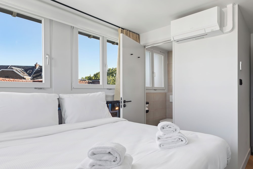 ROOM, DOUBLE BED