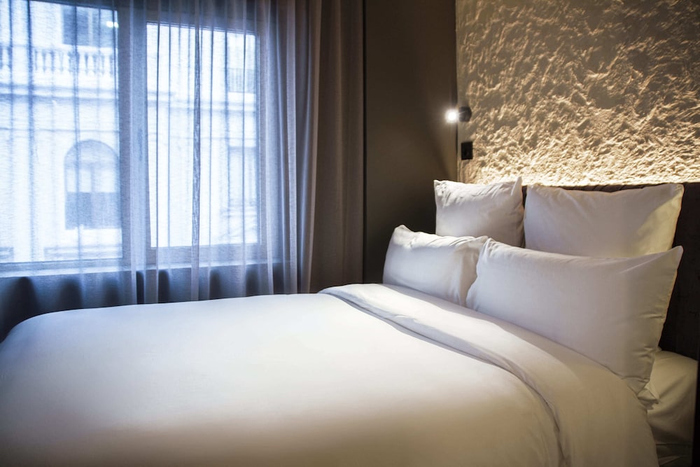 ROOM, SINGLE