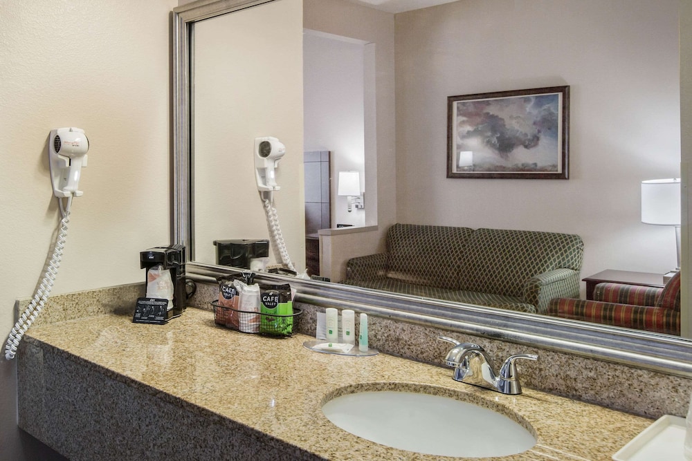Quality Inn & Suites Lawrence - University Area 21/39