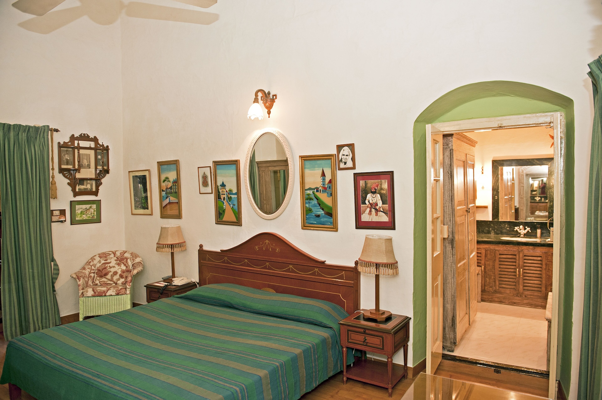 كوخ بسرير كوين، WelcomHeritage Connaught House 4/10
