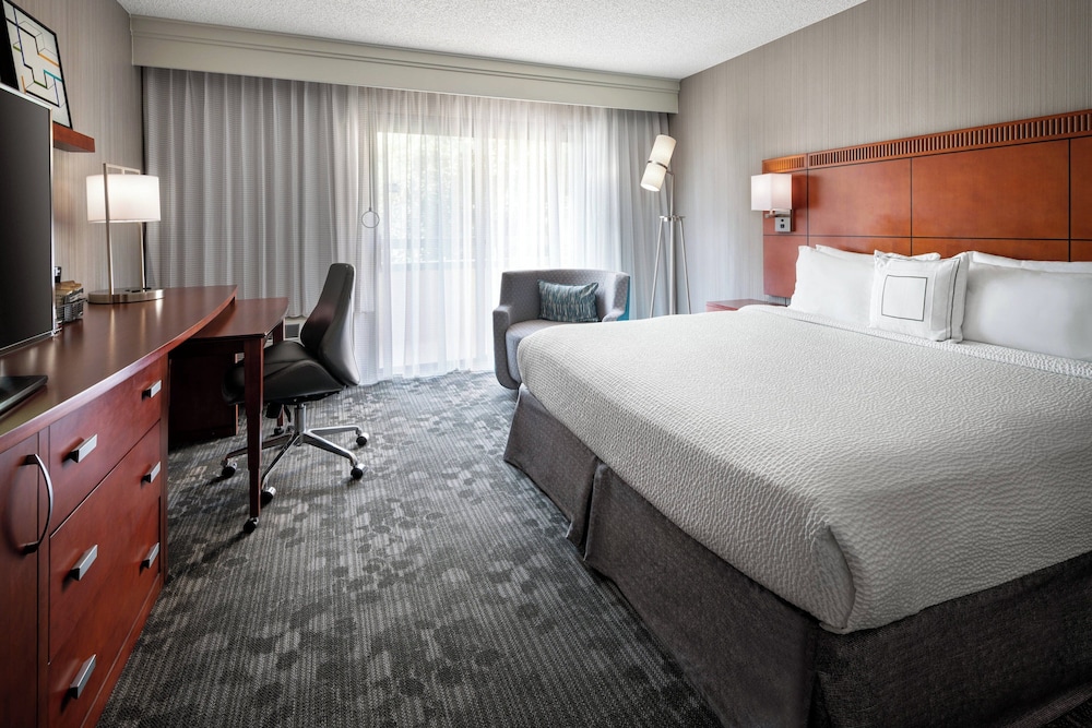 Room, King Bed, Courtyard View