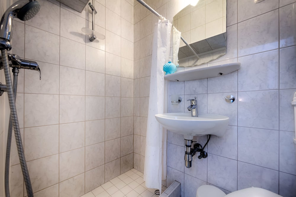 Mira Seafront Guesthouse 40/46