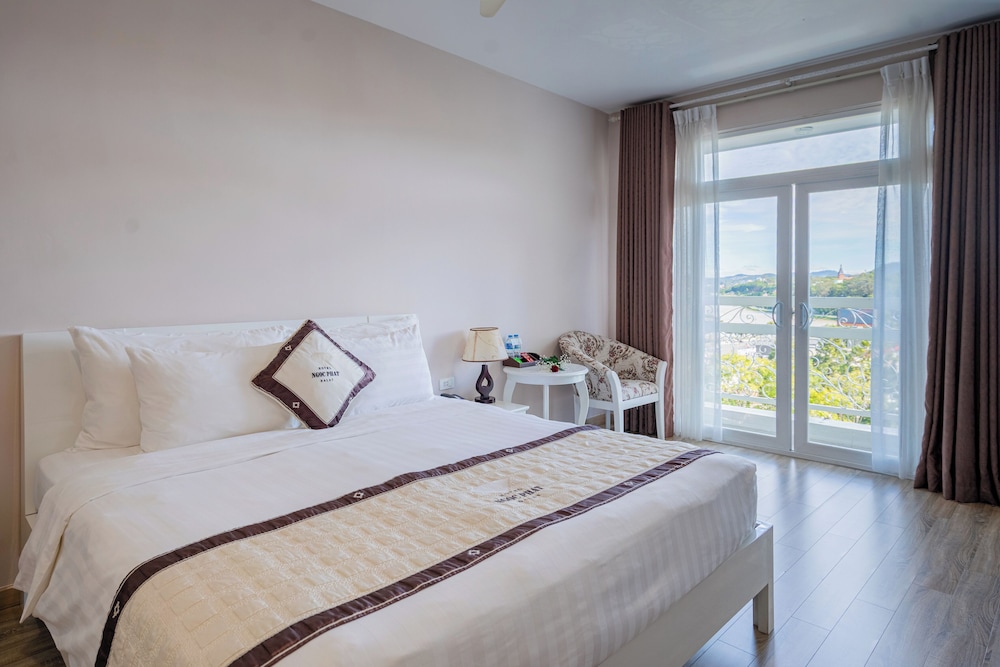 DELUXE, DOUBLE BED