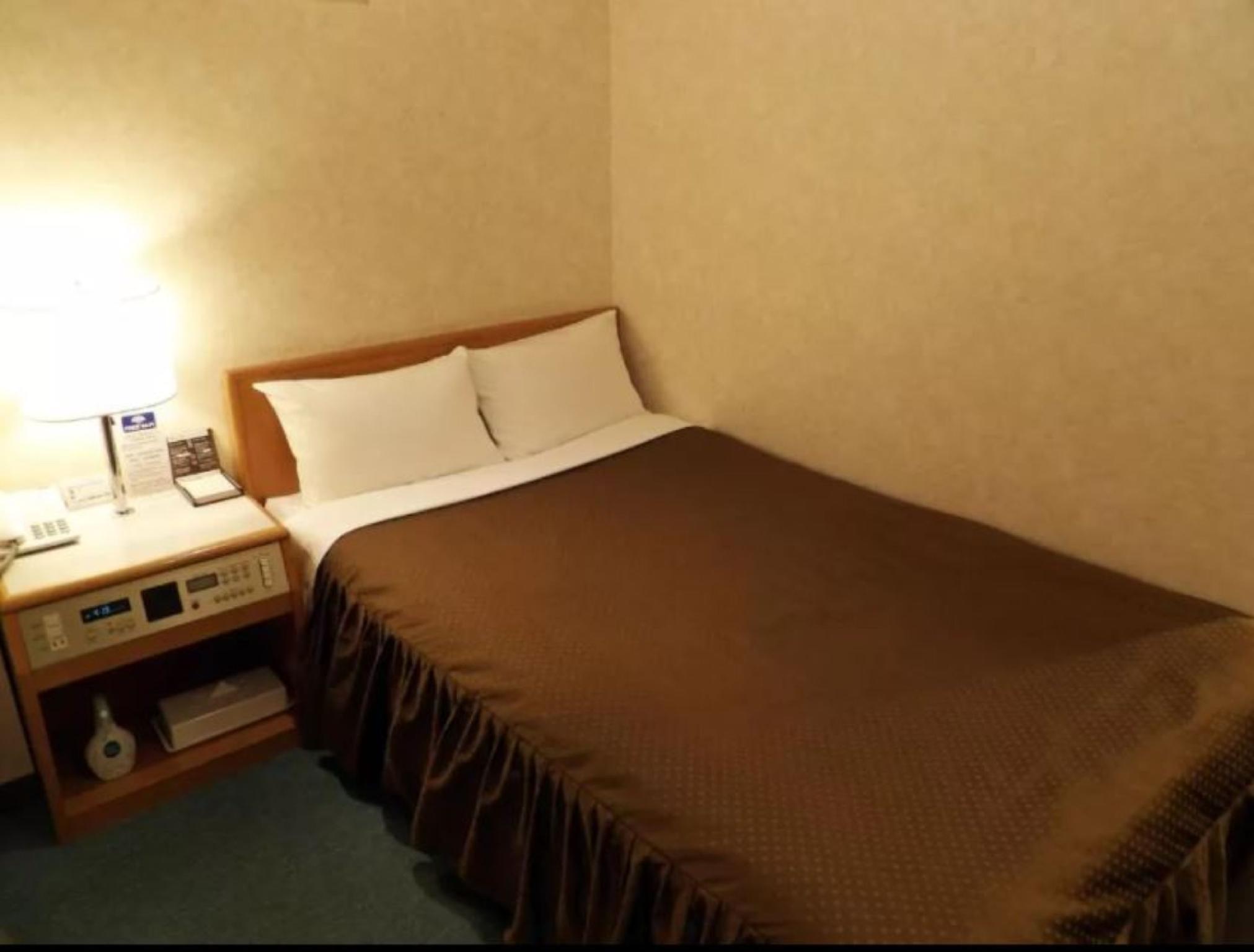 SEMI ROOM, SEMI DOUBLE BED, SMOKING