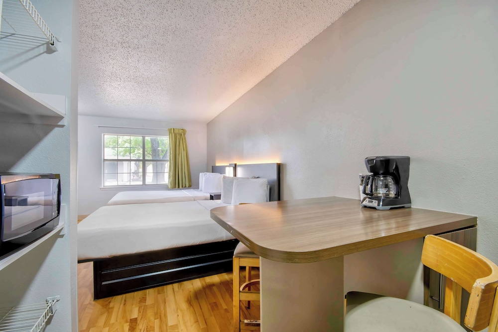 Studio 6 Extended Stay - San Antonio, TX - Six Flags 33/58