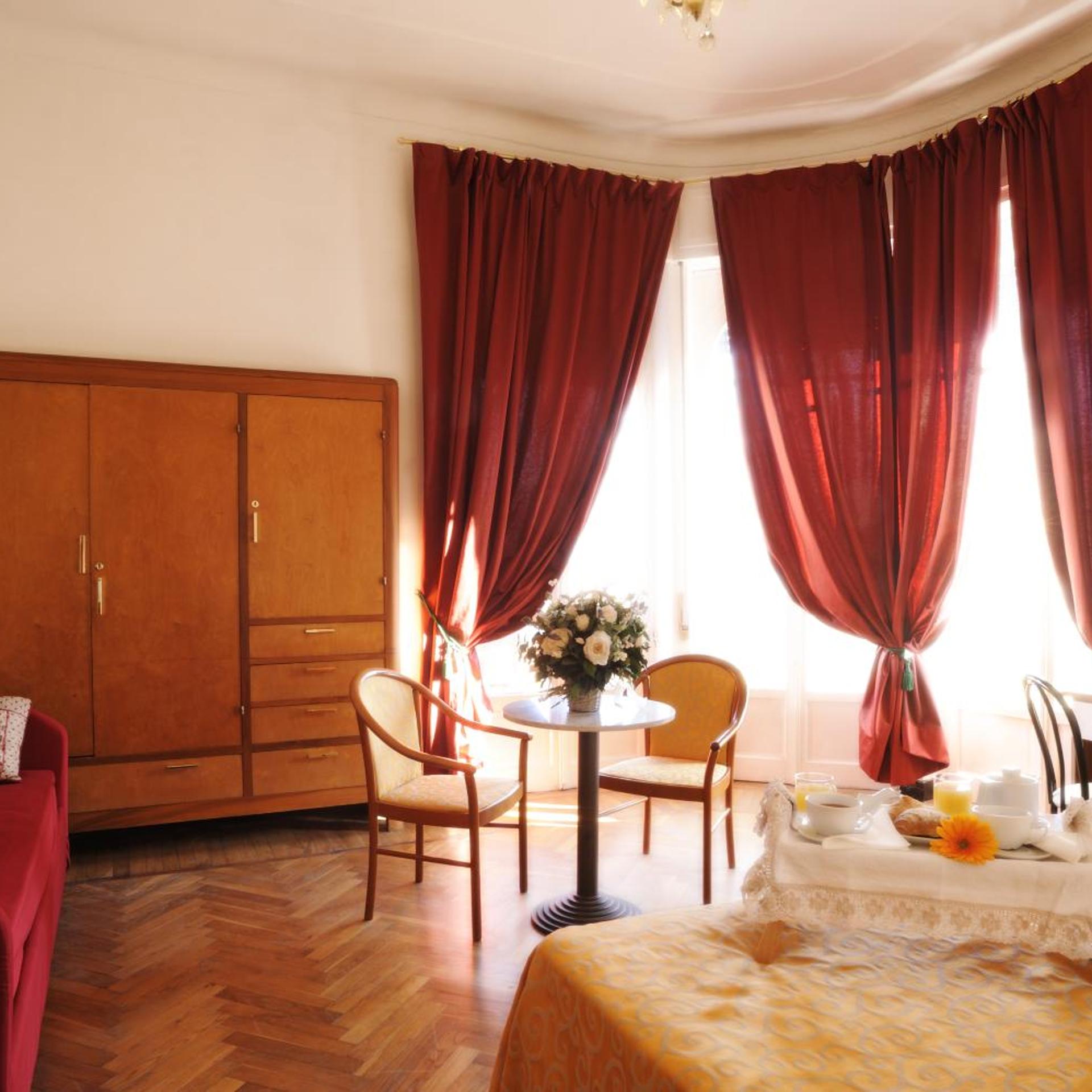 غرفة ثلاثية، Hotel Alfieri 5/9