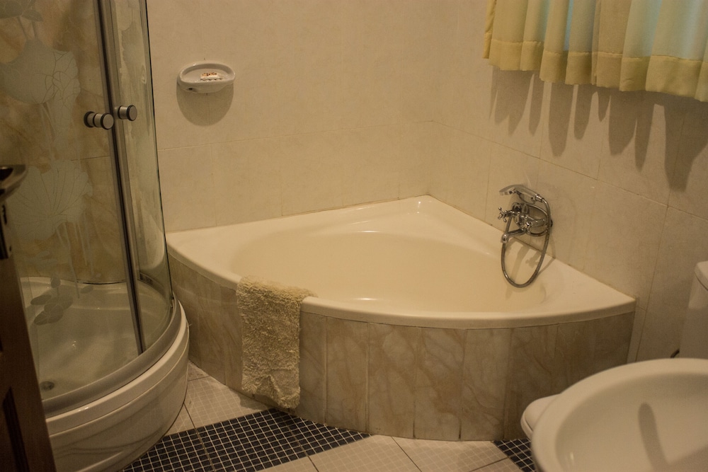 Waterfalls Hotel 33/33