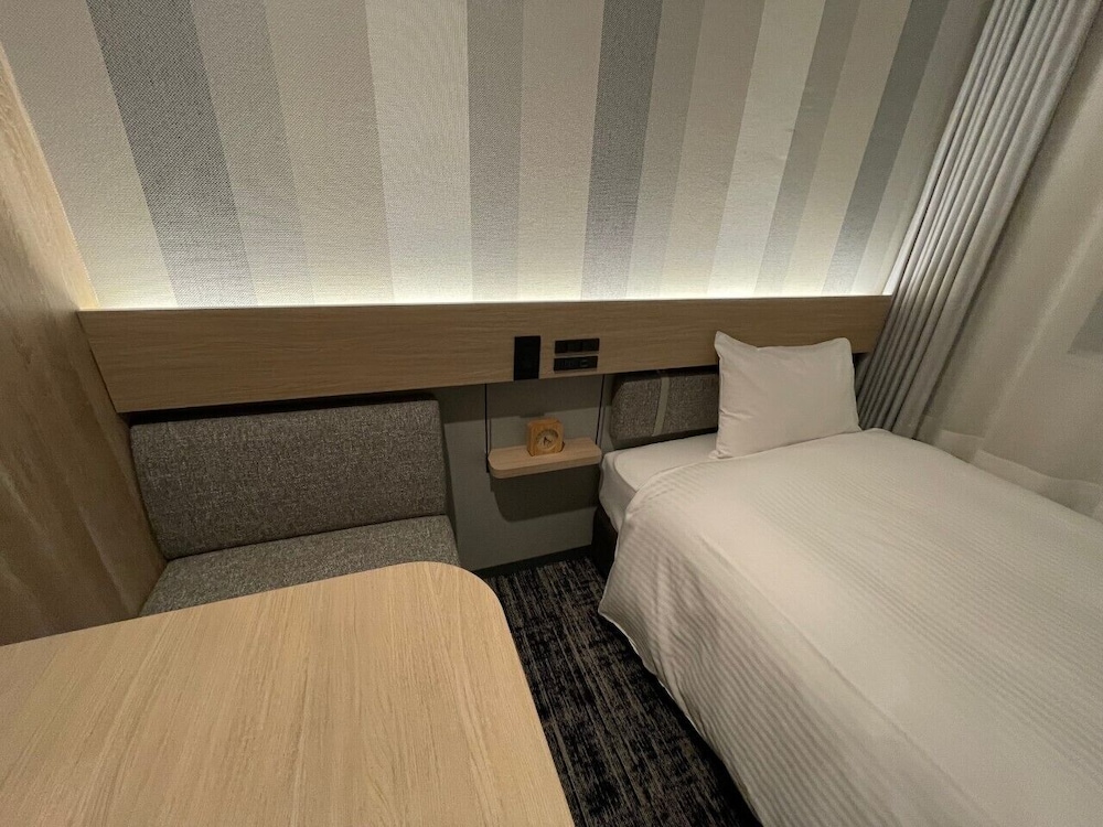 ROOM, SINGLE