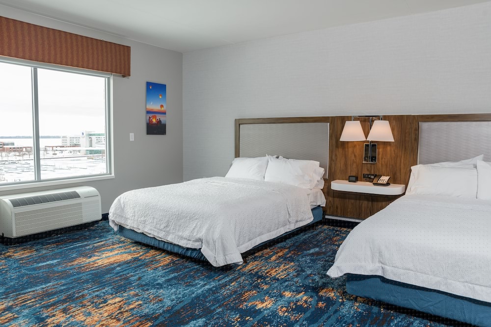 Hampton Inn & Suites Erie Bayfront 27/54