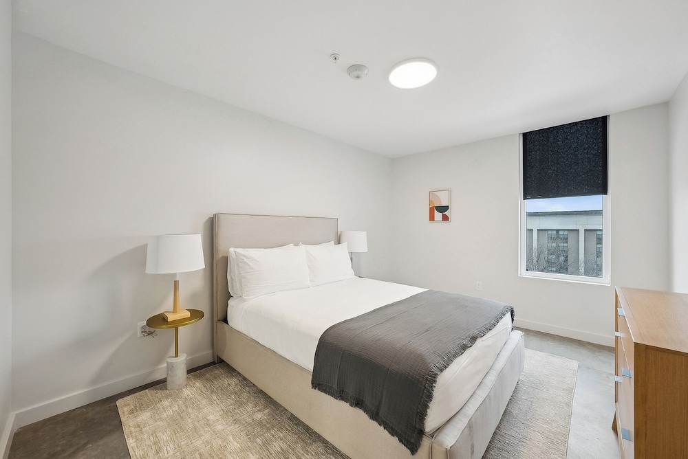 1 Bedroom, Queen Bed, Sofa, Balcony