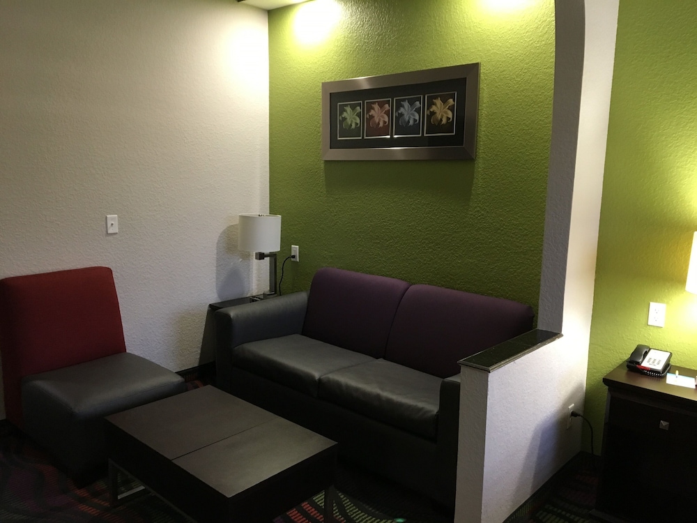 Days Inn & Suites By Wyndham Bonita Springs North Naples 8/28