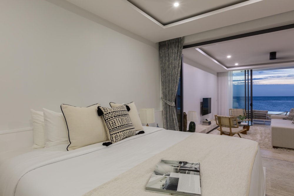 SKYE BEACH HOTEL 7/50