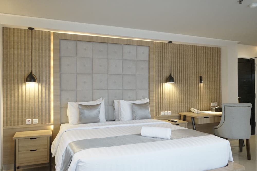 Junior Suite, Studio, Pool View