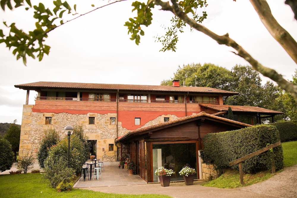 HOTEL USATEGIETA 2/50