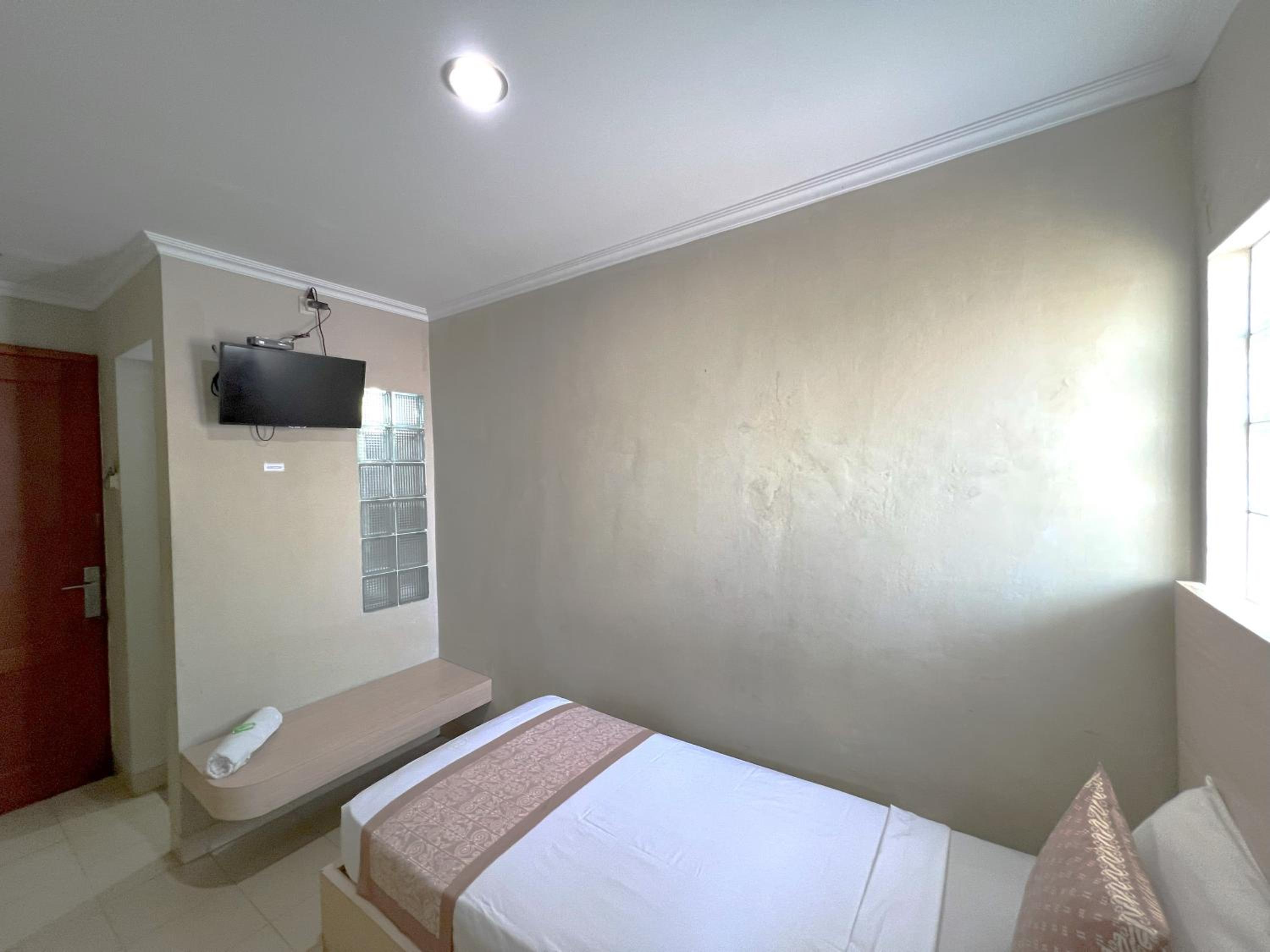 OYO 3819 Hotel Winotosastro 16/33
