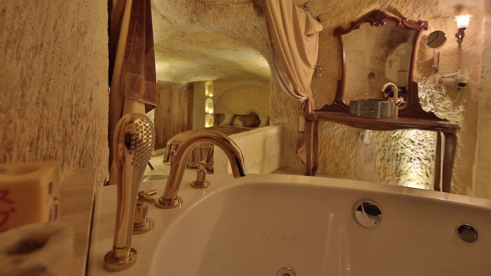 Golden Cave Suites 37/55