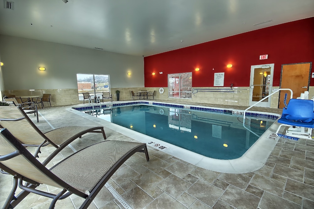 Holiday Inn Express & Suites New Martinsville 12/73