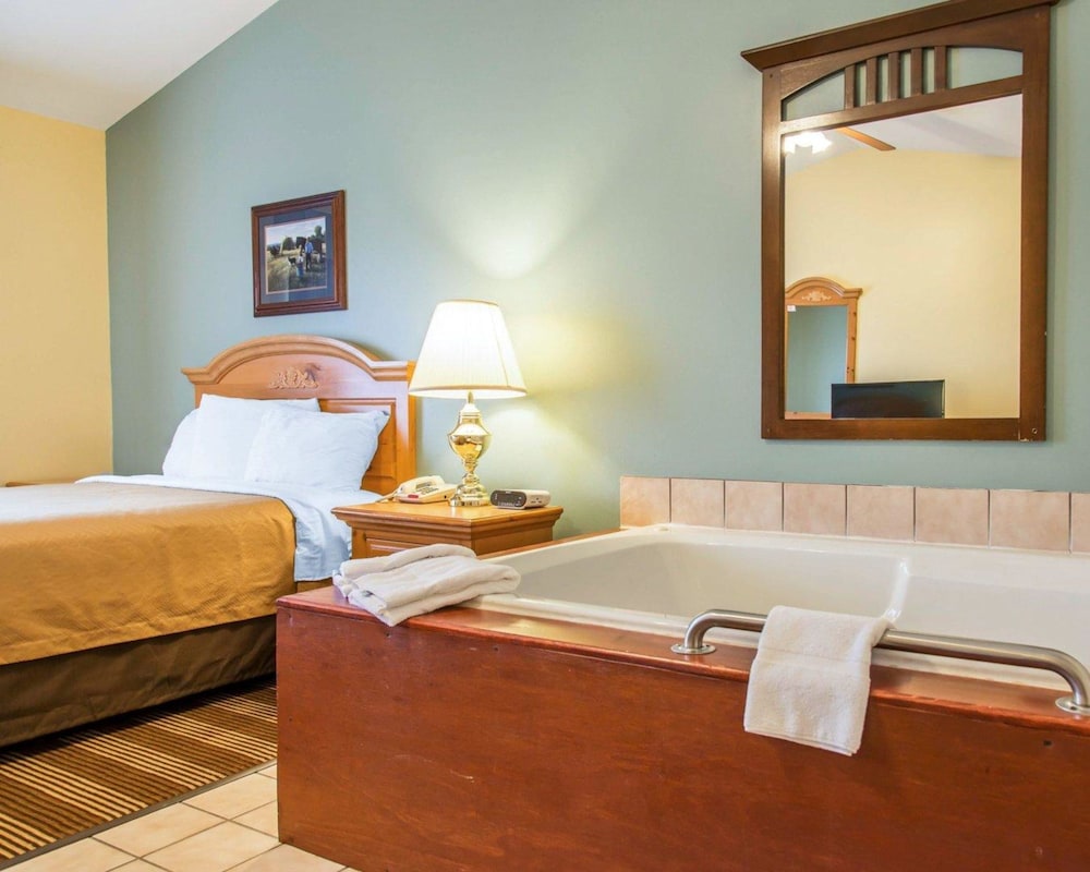 Econo Lodge Inn & Suites Eau Claire South 17/33
