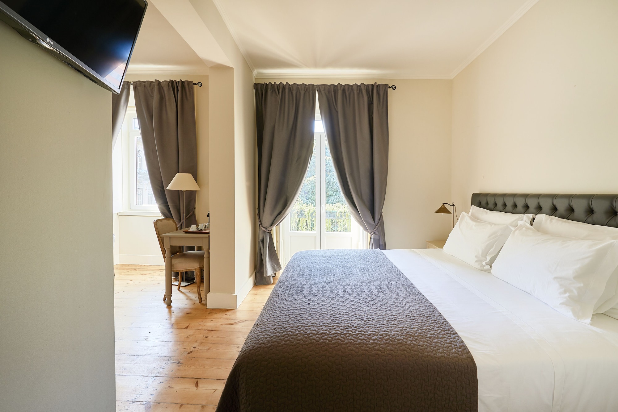 JUNIOR SUITE, KING BED