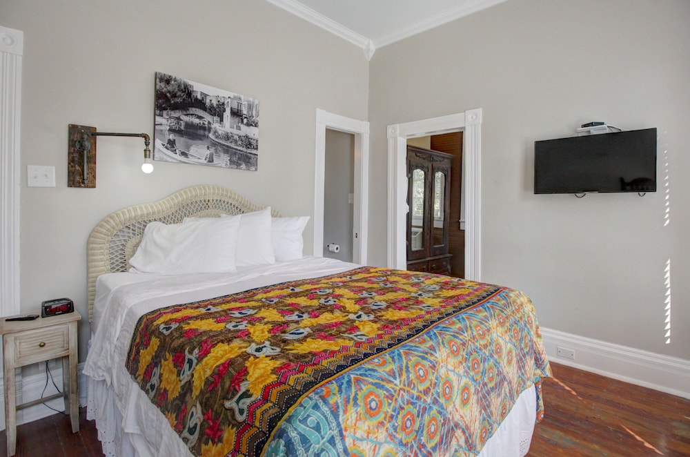 TRADITIONAL, SUITE, MULTIPLE BEDS