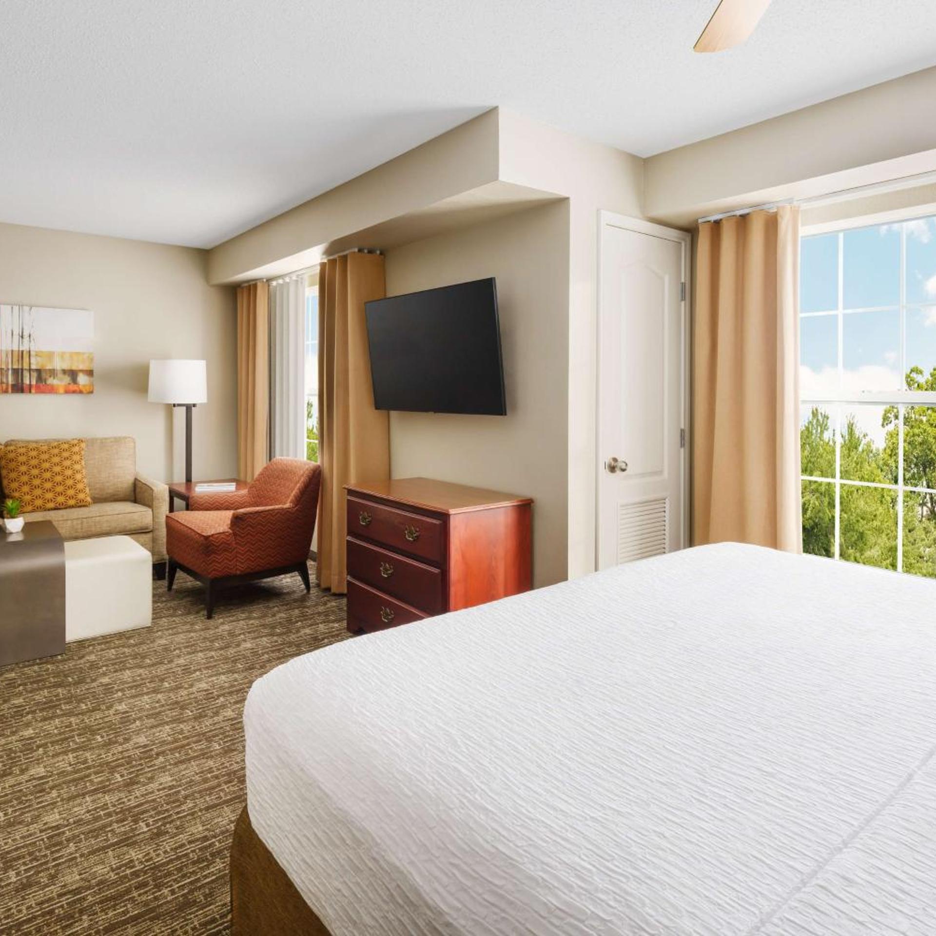 Suite, King Bed, Sofa, Accessible