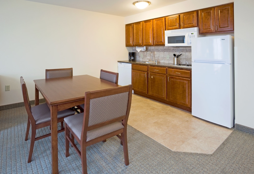 Staybridge Suites Milwaukee West-Oconomowoc 3/73