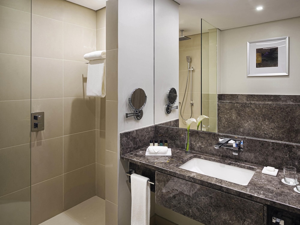 موفنبيك التحلية جدة(Movenpick Hotel Tahlia Jeddah) 72/73