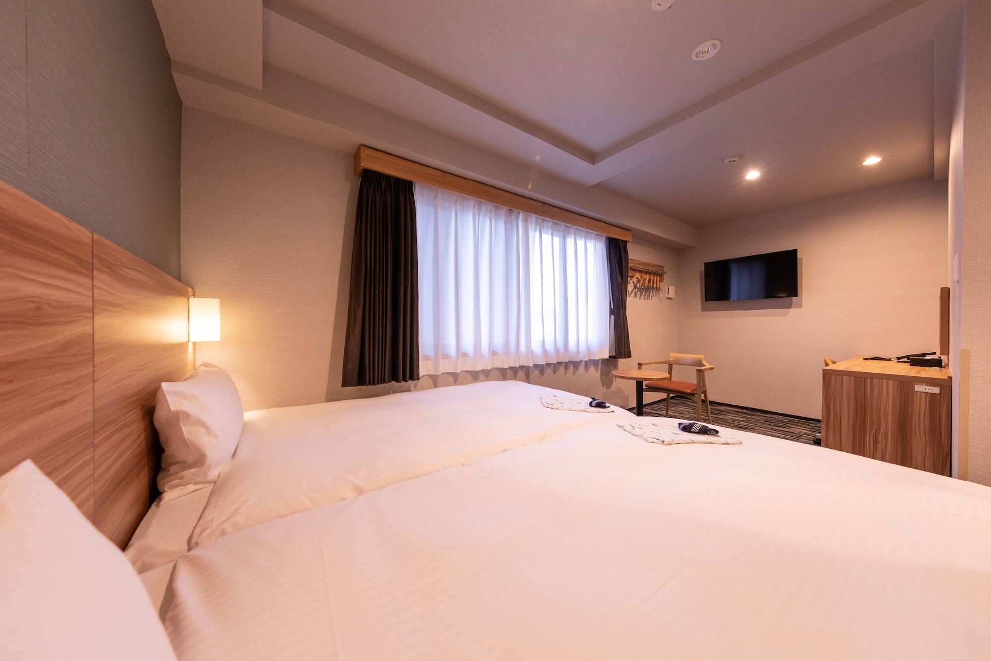 Family, Twin Beds, Annex