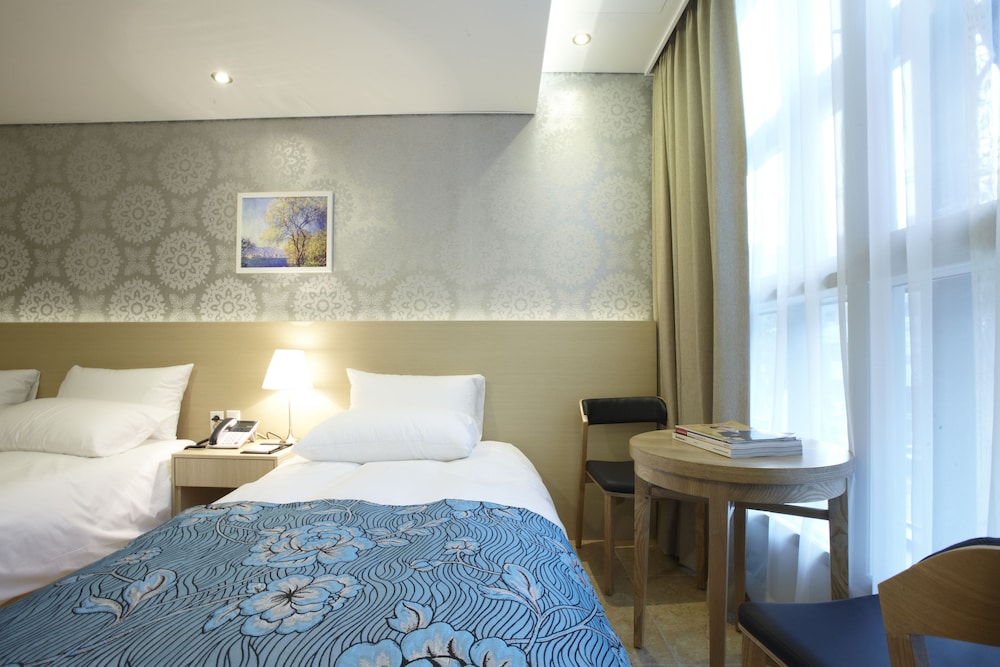 LUXURY, TWIN BEDS
