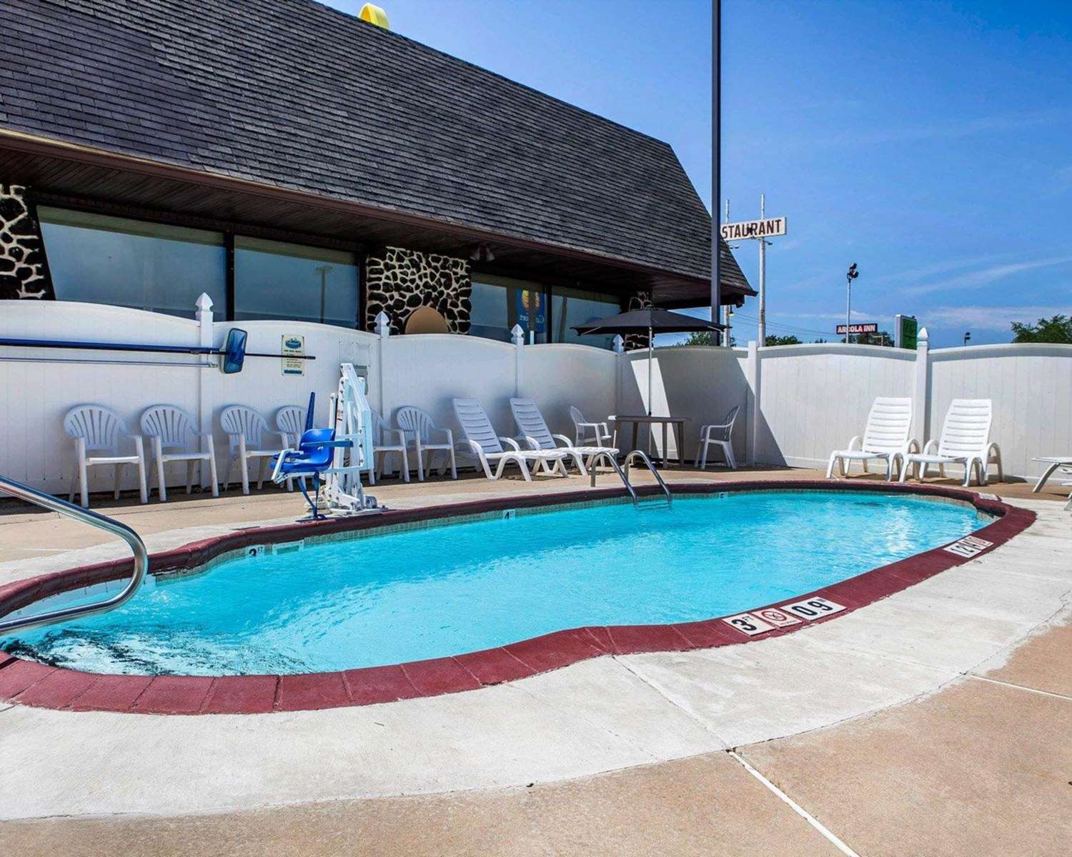 Quality Inn Arcola 33/34