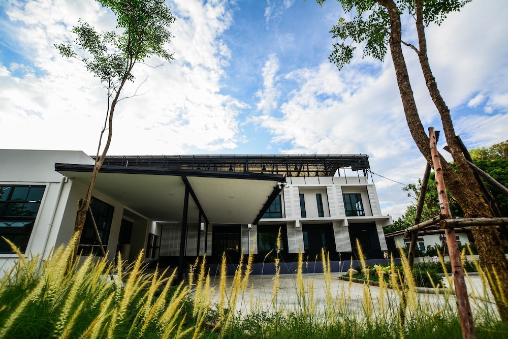 B Y Hotel Kanchanaburi 2/63