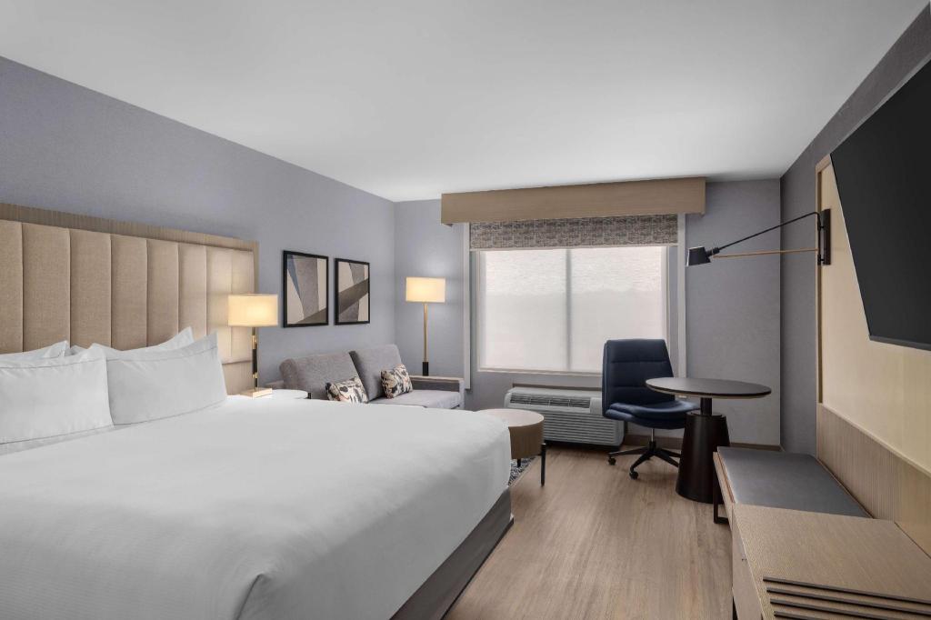 PURE, WELLNESS, KING BED, SOFA, ACCESSIBLE