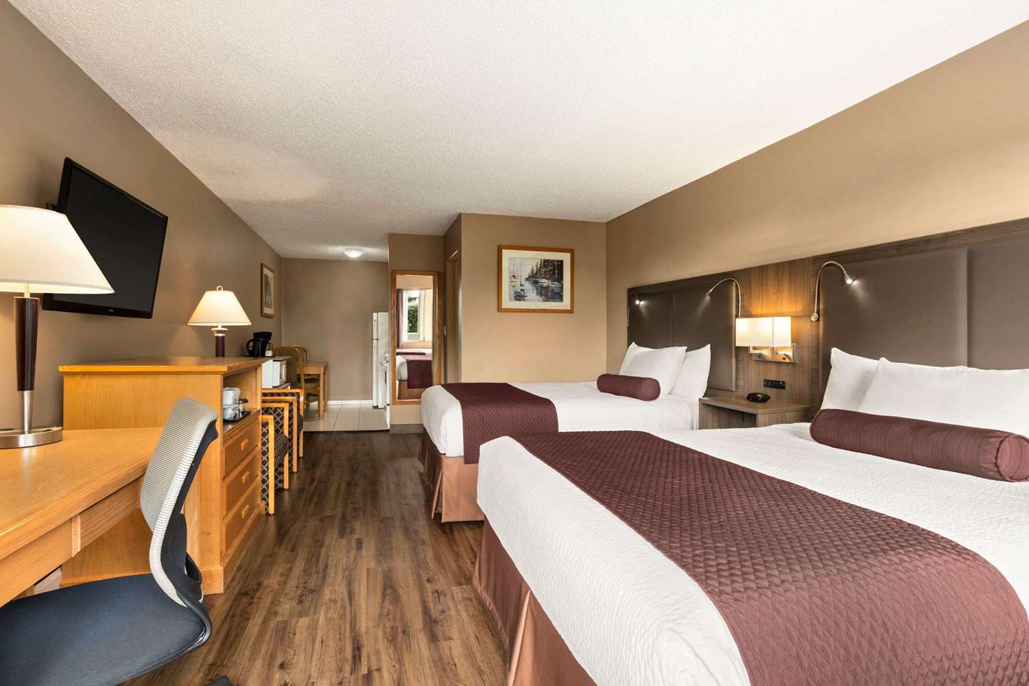 Days Inn By Wyndham Victoria Uptown 24/62