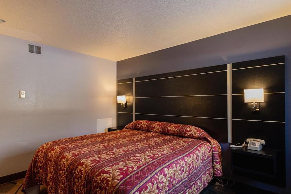 Room, Queen Bed, Accessible, Coratel Inn & Suites by Jasper Hastings 4/9