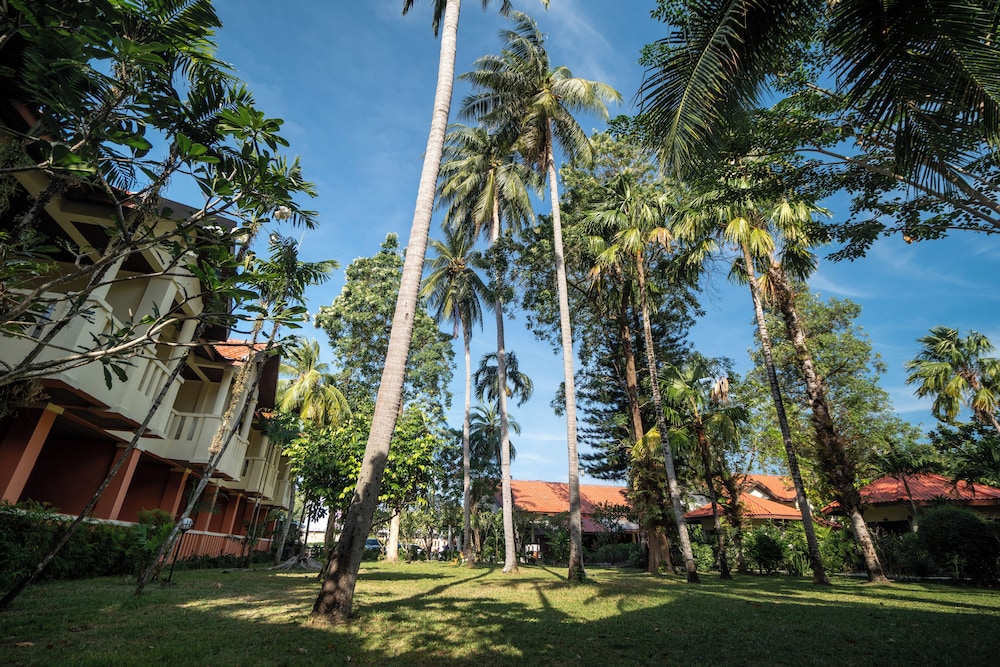Phuket Leelavadee Hua Ting Resort 38/50