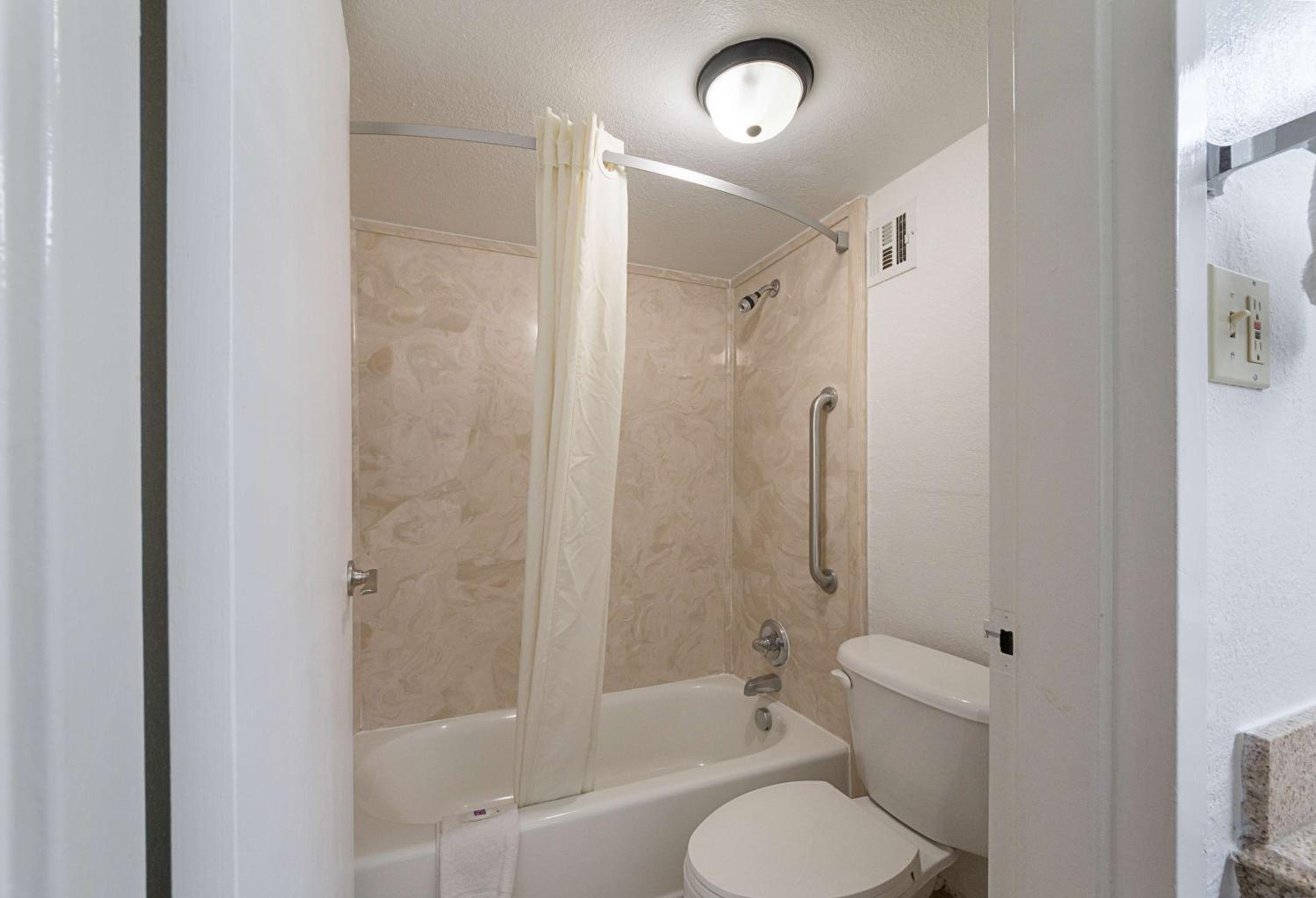 غرفة بسرير كينج لذوي الإعاقة، Motel6 San Antonio, TX - I-10 West 9/9