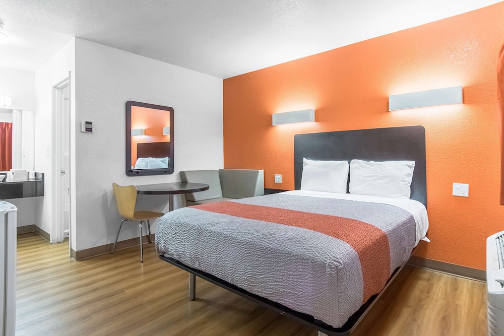 Motel6 Bakersfield, CA - Central 25/44