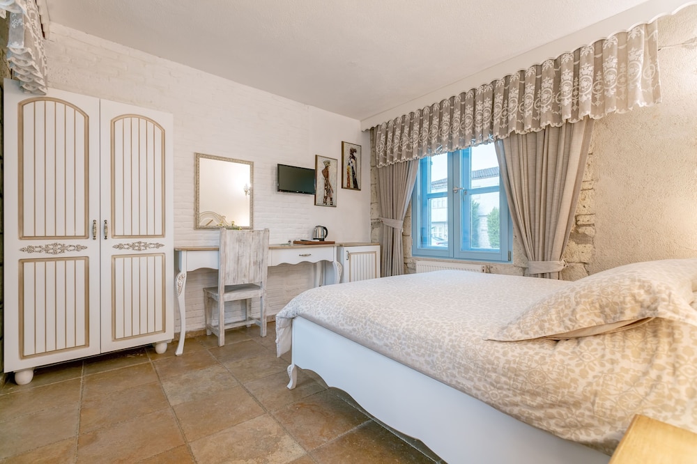 SUPERIOR, DOUBLE BED, POOL VIEW
