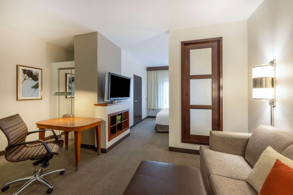 Wyndham Garden Kansas City Airport 32/62