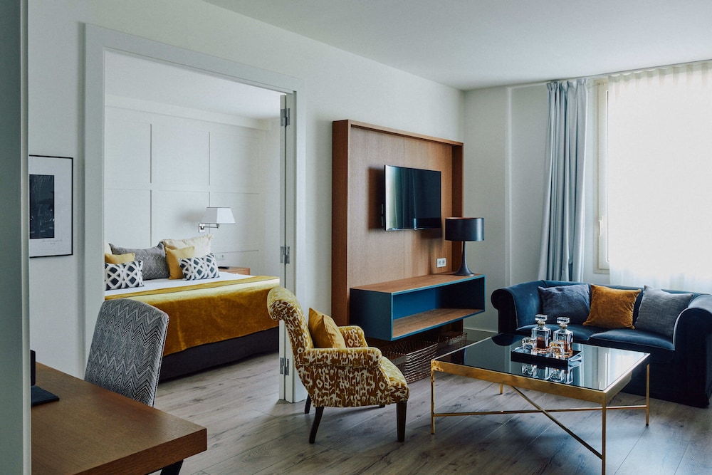 Gallery Hotel 50/75