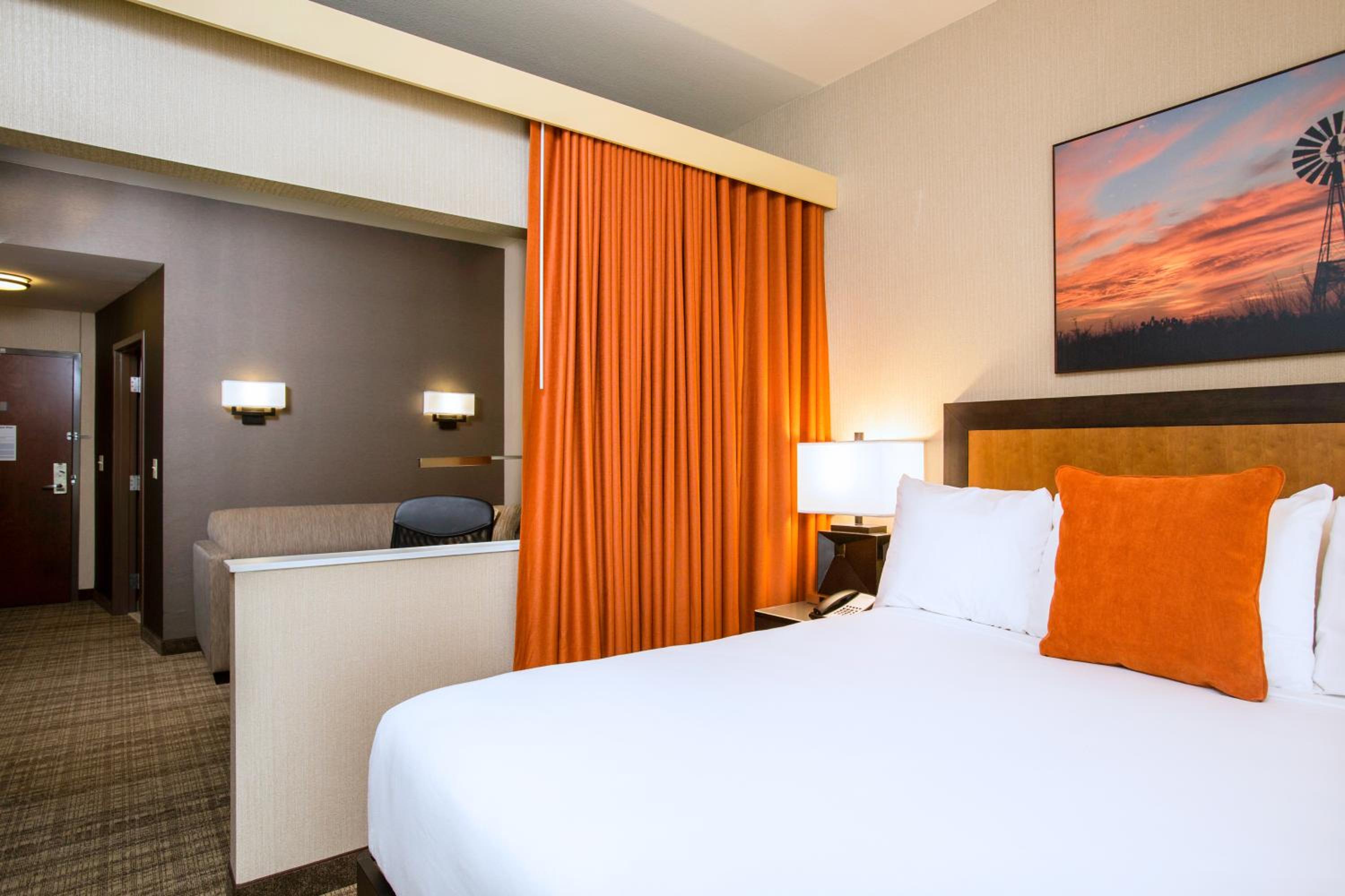 جناح بسرير كينج بحوض استحمام لذوي الإعاقة، Cambria Hotels Plano Frisco 2/10